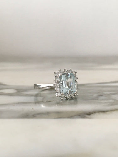 Bague 54 Bague en or blanc 18K sertie d'aigue-marine et diamants 58 Facettes 264