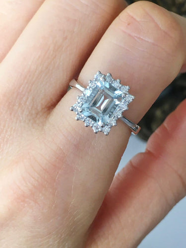 Bague 54 Bague en or blanc 18K sertie d'aigue-marine et diamants 58 Facettes 264