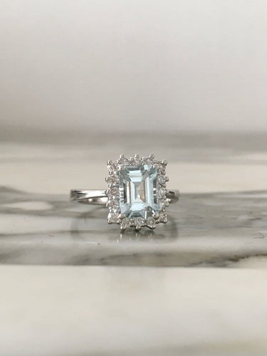 Bague 54 Bague en or blanc 18K sertie d'aigue-marine et diamants 58 Facettes 264