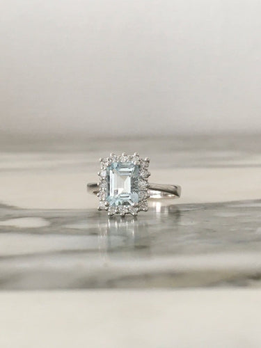 Bague 54 Bague en or blanc 18K sertie d'aigue-marine et diamants 58 Facettes 264