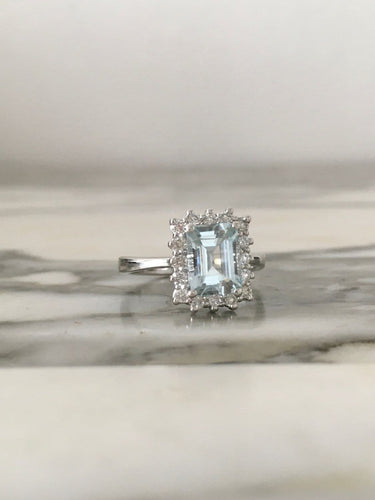 Bague 54 Bague en or blanc 18K sertie d'aigue-marine et diamants 58 Facettes 264