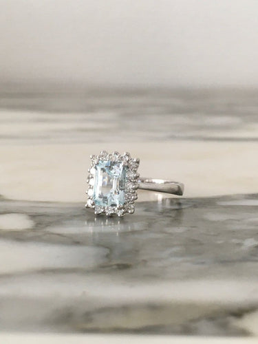 Bague 54 Bague en or blanc 18K sertie d'aigue-marine et diamants 58 Facettes 264