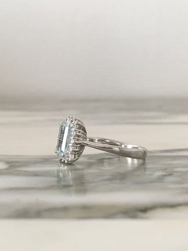 Bague 54 Bague en or blanc 18K sertie d'aigue-marine et diamants 58 Facettes 264