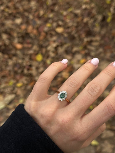 Bague 53.5 Bague cluster en or 18k et émeraude ovale et diamants 58 Facettes