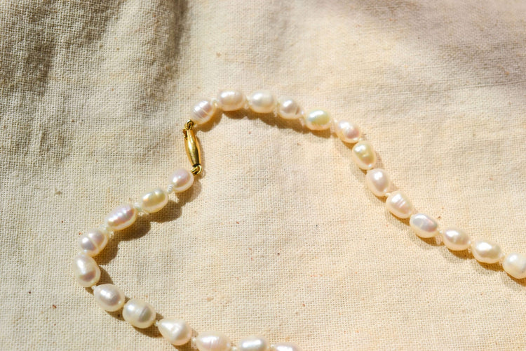 https://www.noircarat.fr/wp-content/uploads/2026/04/collier-ancien-perle.jpg