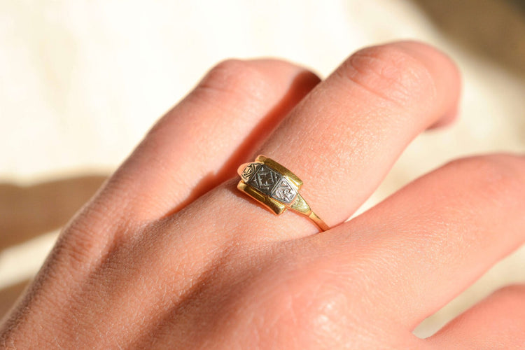 https://www.noircarat.fr/wp-content/uploads/2026/04/bague-ancienne-deux-ors.jpg