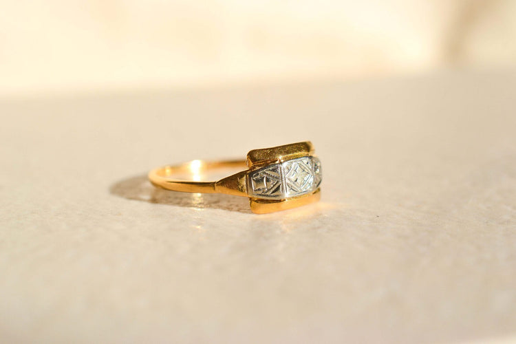https://www.noircarat.fr/wp-content/uploads/2026/04/bague-rectangulaire-or.jpg