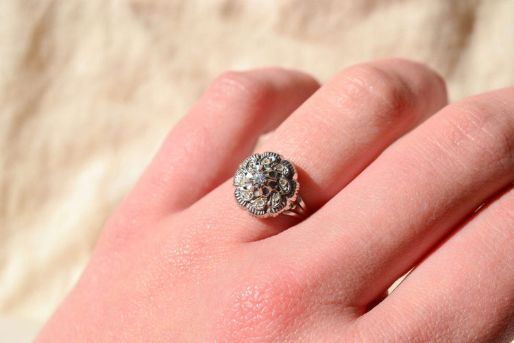 https://www.noircarat.fr/wp-content/uploads/2026/04/bague-fleur-diamants.jpg