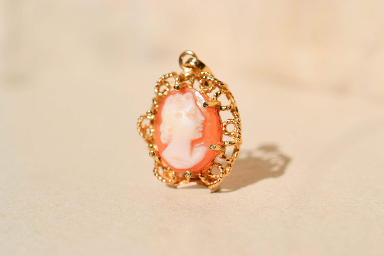 https://www.noircarat.fr/wp-content/uploads/2026/04/pendentif-coquillage.jpg