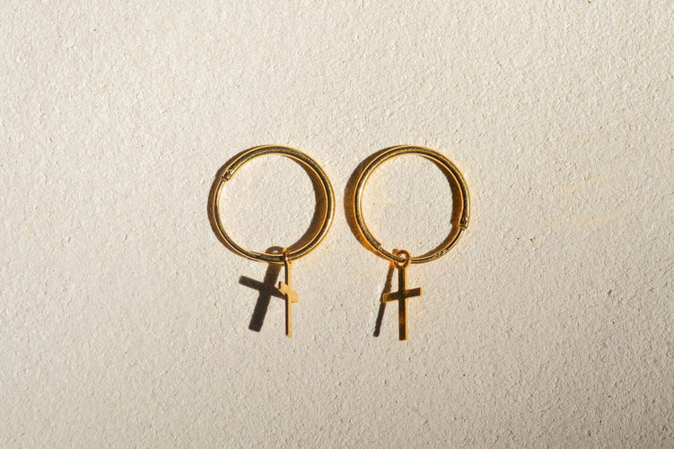 Boucles d'oreilles Boucles d'oreilles mini-créoles croix en or jaune 18 carats 58 Facettes 3949
