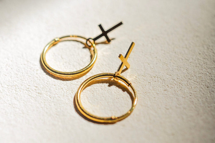 Boucles d'oreilles Boucles d'oreilles mini-créoles croix en or jaune 18 carats 58 Facettes 3949