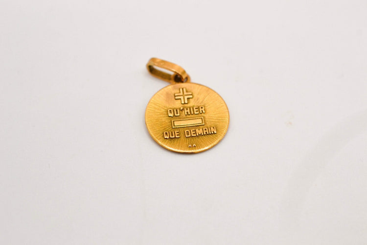 https://www.noircarat.fr/wp-content/uploads/2026/04/medaille-or-jaune-1.jpg