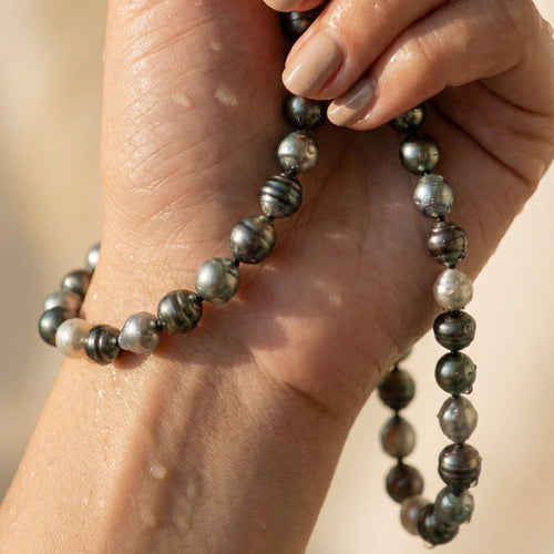 https://cdn.shopify.com/s/files/1/0442/6560/3235/files/tahiti-perlenkette-modular-grau-petrol-95-mmhoney-jewelry-3636178.jpg?v=1772822718