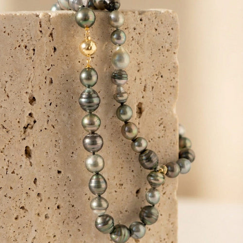 https://cdn.shopify.com/s/files/1/0442/6560/3235/files/tahiti-perlenkette-modular-grau-petrol-95-mmhoney-jewelry-4546984.jpg?v=1772822717