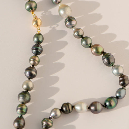 https://cdn.shopify.com/s/files/1/0442/6560/3235/files/tahiti-perlenkette-modular-grau-petrol-95-mmhoney-jewelry-7343999.jpg?v=1772822718