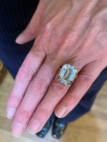 https://cdn.shopify.com/s/files/1/0647/1470/3075/files/Bague_Cocktail_-_Bague_Aigue-Marine_Rectangle_10_Carats_Or_Jaune_-_Joaillerie_Paris_-_Les_Pierres_de_Julie_3.jpg?v=1763115699
