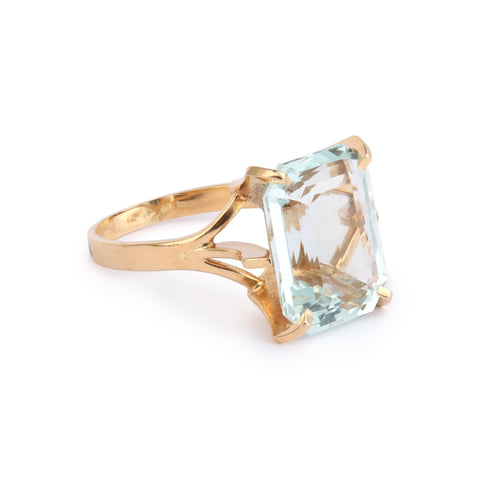 https://cdn.shopify.com/s/files/1/0647/1470/3075/files/Bague_Cocktail_-_Bague_Aigue-Marine_Rectangle_10_Carats_Or_Jaune_-_Joaillerie_Paris_-_Les_Pierres_de_Julie_2.jpg?v=1763115699