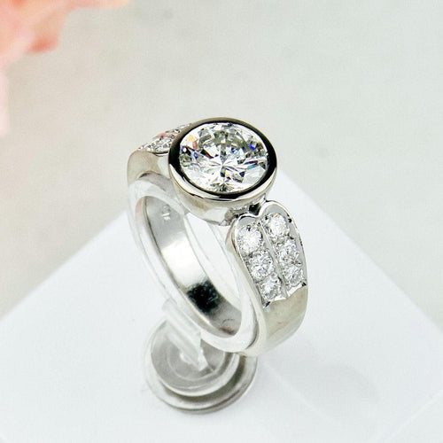 https://cdn.shopify.com/s/files/1/0442/6560/3235/products/luxurioser-halo-ring-aus-weissgold-mit-grossem-solitar-honey-decoration-3.jpg?v=1776435748