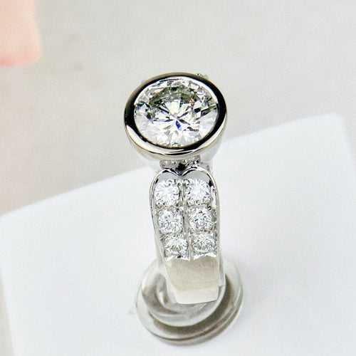 https://cdn.shopify.com/s/files/1/0442/6560/3235/products/luxurioser-halo-ring-aus-weissgold-mit-grossem-solitar-honey-decoration-4.jpg?v=1776435748