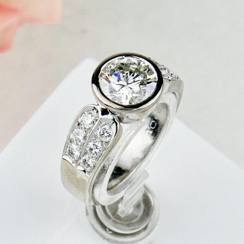 https://cdn.shopify.com/s/files/1/0442/6560/3235/products/luxurioser-halo-ring-aus-weissgold-mit-grossem-solitar-honey-decoration-5.jpg?v=1776435748