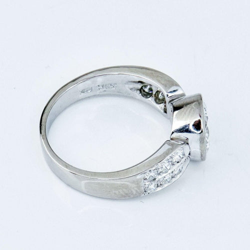 https://cdn.shopify.com/s/files/1/0442/6560/3235/products/luxurioser-halo-ring-aus-weissgold-mit-grossem-solitar-honey-decoration-7.jpg?v=1776435748