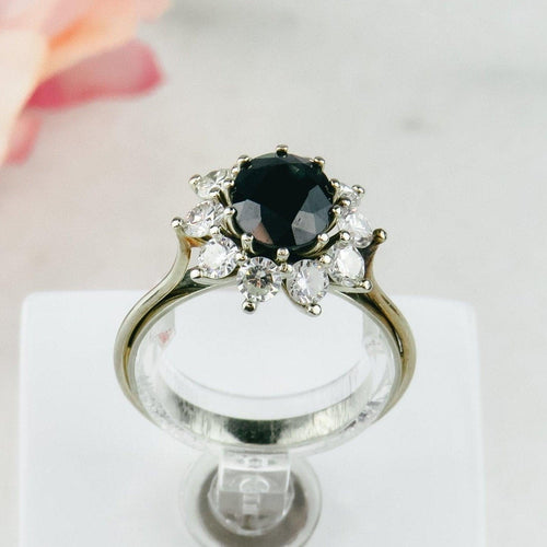 https://cdn.shopify.com/s/files/1/0442/6560/3235/products/weissgoldring-mit-brillanten-und-saphiren-honey-decoration-3.jpg?v=1776494482