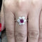 Bague 55 Bague en or blanc 18 kt avec rubis central et diamants 58 Facettes 322/26 C