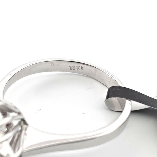 Bague 55 Bague en or blanc 18 kt avec rubis central et diamants 58 Facettes 322/26 C
