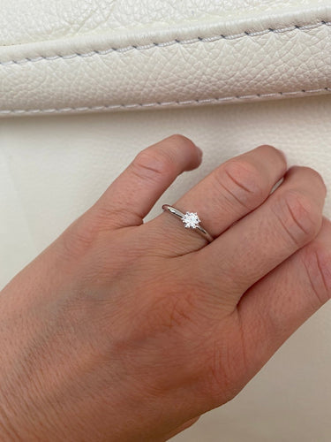 Zásnubní prsten - Solitér z 18kt bílého zlata s diamanty 