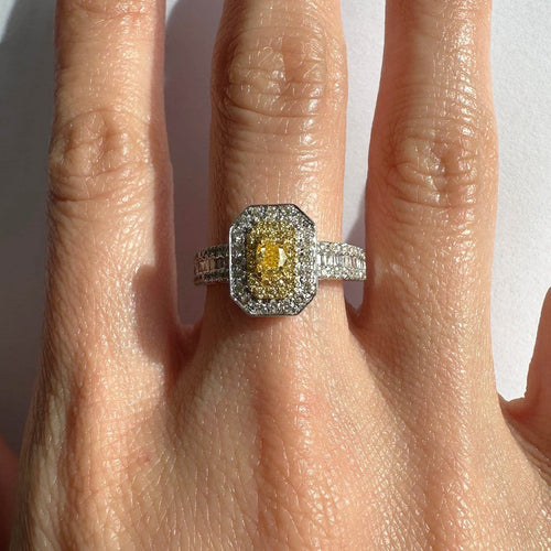 Bague 50 Bague en or blanc 18K avec diamant jaune et diamants 58 Facettes GBR1343WG
