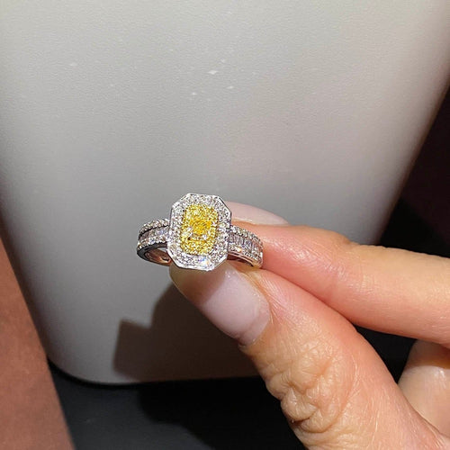 Bague 50 Bague en or blanc 18K avec diamant jaune et diamants 58 Facettes GBR1343WG