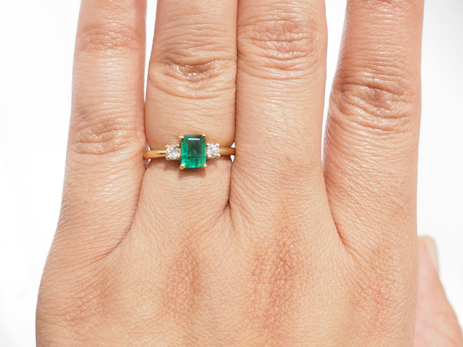 Ring 53 Ring van 18 kt geelgoud met smaragd en diamanten 58 Facettes F5073