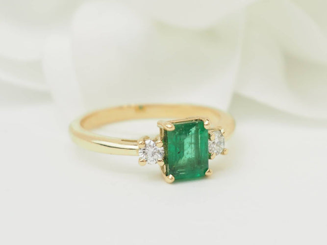 Ring 53 Ring van 18 kt geelgoud met smaragd en diamanten 58 Facettes F5073