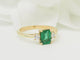 Ring 53 Ring van 18 kt geelgoud met smaragd en diamanten 58 Facettes F5073