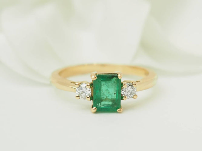 Ring 53 Ring van 18 kt geelgoud met smaragd en diamanten 58 Facettes F5073