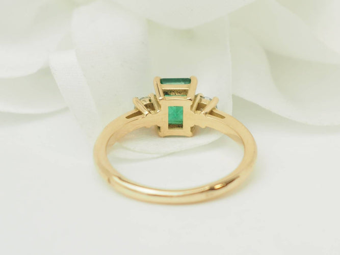 Ring 53 Ring van 18 kt geelgoud met smaragd en diamanten 58 Facettes F5073