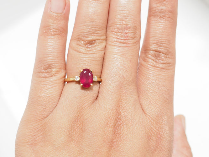 Prsten 53 Prsten sa rubinom 2,59 ct i dijamantima od 18 kt žutog zlata 58 Facettes F5072