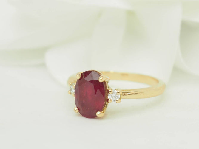Prsten 53 Prsten sa rubinom 2,59 ct i dijamantima od 18 kt žutog zlata 58 Facettes F5072