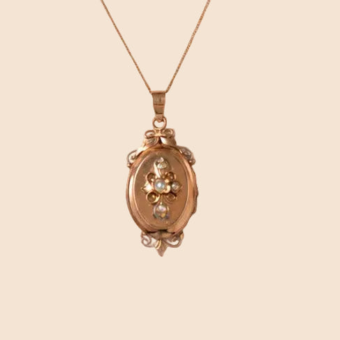 https://cdn.shopify.com/s/files/1/0943/8576/6747/files/pendentif-locket-ancien_eebeca39-57ad-445c-bca3-5cfb4e3b318c.jpg?v=1779379387