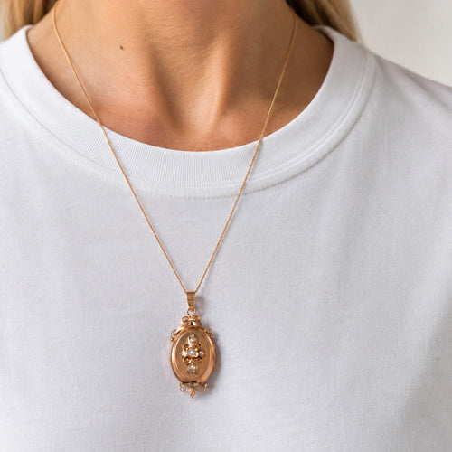 https://cdn.shopify.com/s/files/1/0943/8576/6747/files/pendentif-locket-ancien_eebeca39-57ad-445c-bca3-5cfb4e3b318c.jpg?v=1779379387