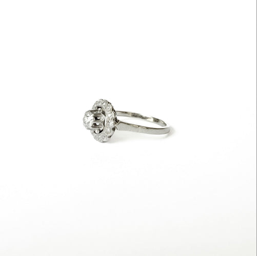 https://cdn.shopify.com/s/files/1/0943/8576/6747/files/bague-Daisy-art-deco.jpg?v=1779375005