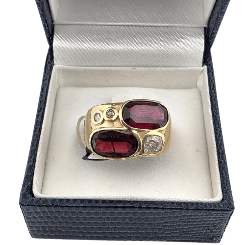 Bague en or jaune avec diamants et grenats 58 Facettes 364/26 C 175/26