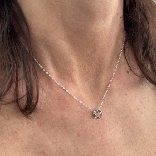 https://api-ledial.emberware.it/app/uploads/2026/05/39497-collana-oro-Damiani-d-side-diamanti_indossato_sito-51.jpg