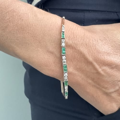 https://api-ledial.emberware.it/app/uploads/2026/05/39524-bracciale-due-ori-antico-diamanti-smeraldi_indossato_sito-51.jpg