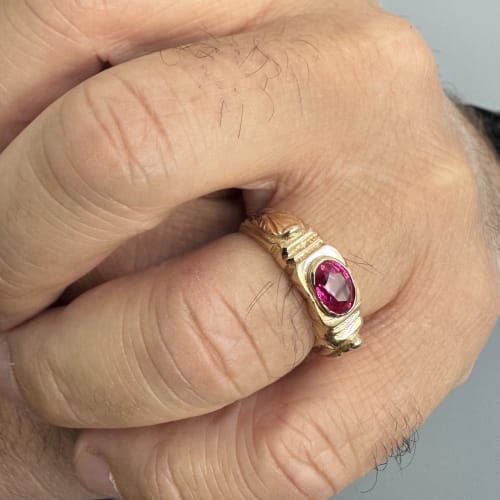 https://api-ledial.emberware.it/app/uploads/2026/05/41489-anello-oro-vintage-uomo-rubino_indossato_sito-51.jpg