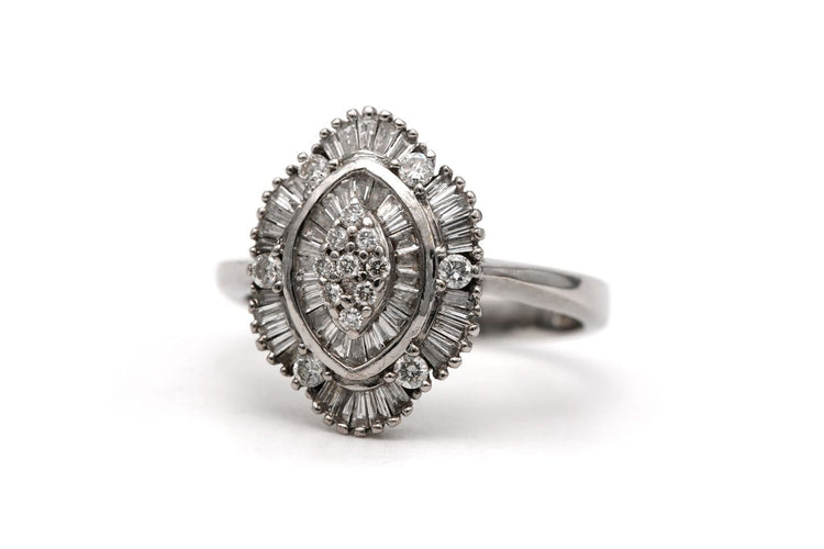 Bague 51 Bague contemporaine en or blanc 18 carats, diamants baguette et brillants 58 Facettes 23825