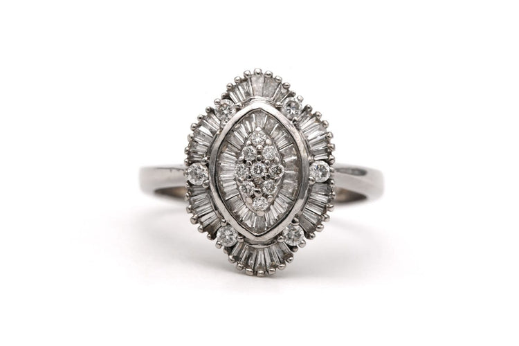 Bague 51 Bague contemporaine en or blanc 18 carats, diamants baguette et brillants 58 Facettes 23825