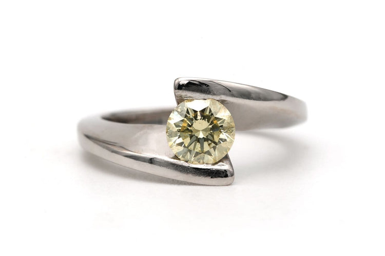 Bague 49 Bague contemporaine en or blanc et diamant jaune 58 Facettes 23826