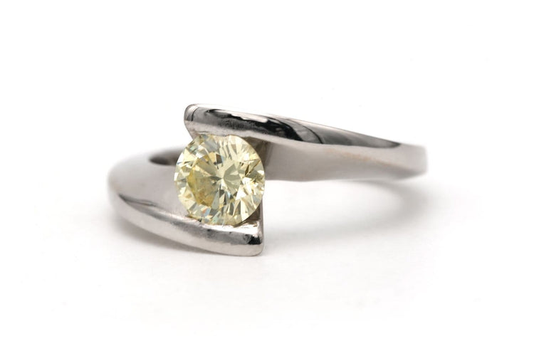Bague 49 Bague contemporaine en or blanc et diamant jaune 58 Facettes 23826