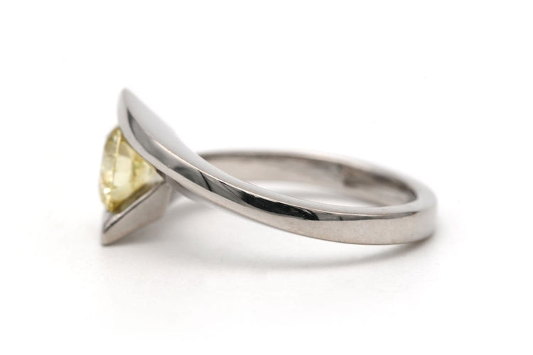 Bague 49 Bague contemporaine en or blanc et diamant jaune 58 Facettes 23826